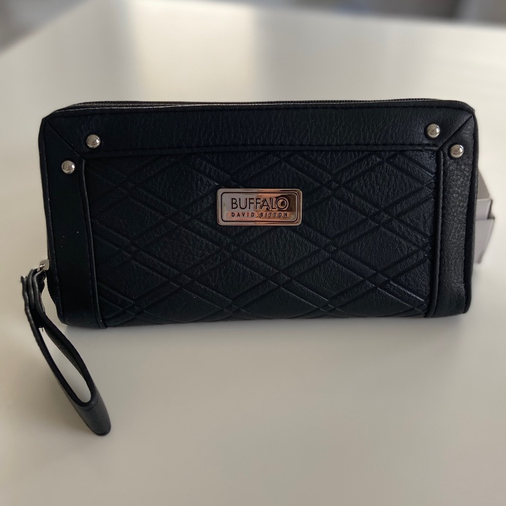 Buffalo by David Bittom black zip-around wallet